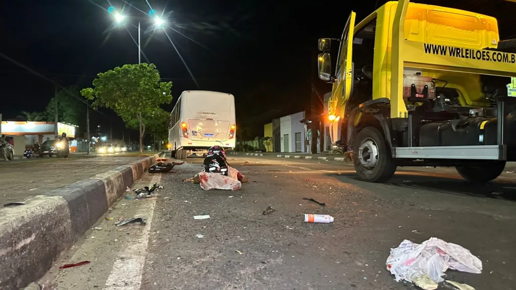 Motociclista sem CNH morre após invadir avenida e bater em micro-ônibus (Foto: Aldenio Soares)