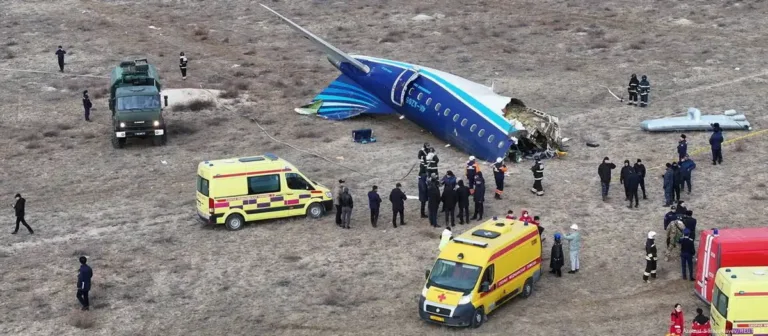 O Embraer 190, de matrícula J2-8243, foi fabricado no Brasil e tinha como rota inicial a viagem entre Baku, capital do Azerbaijão, e Grósnia, na Rússia. Foto: Azamat Sarsenbayev/Reuters