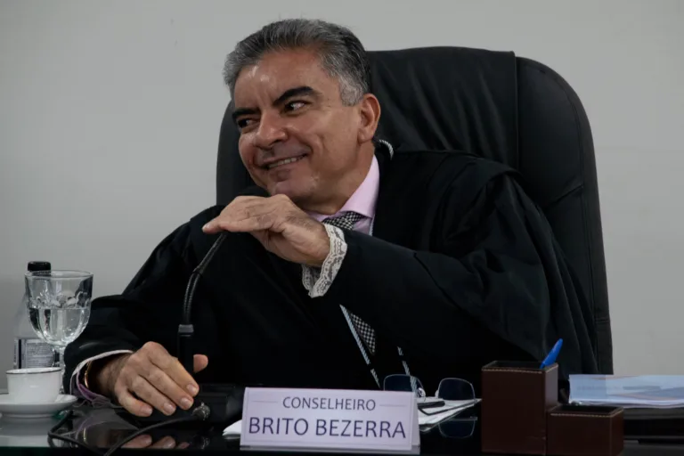 O conselheiro Brito Bezerra durante eleição do TCE-RR para o biênio 2025-2026 (Foto: TCE-RR)