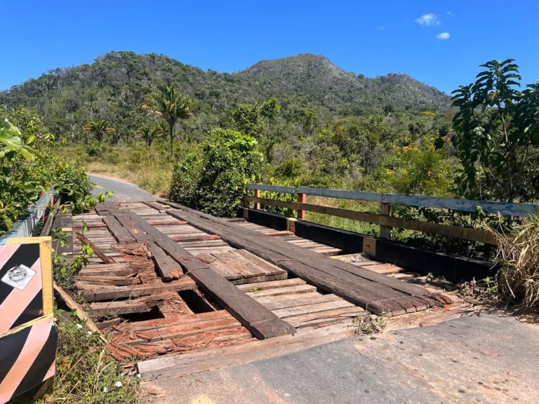 Ponte de madeira cedeu no sábado e foi consertada nesta segunda-feira