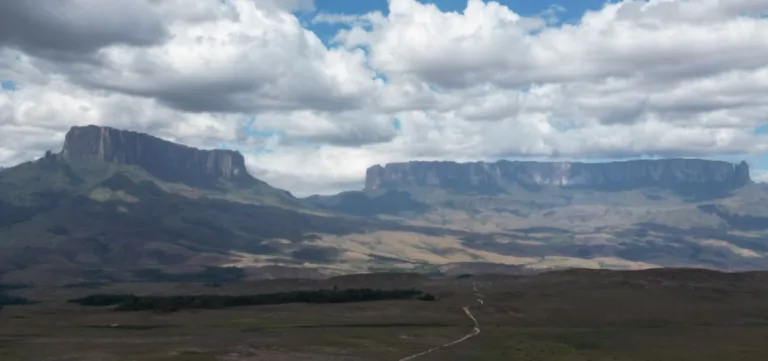 O tepui Kukenán, à esquerda, e o Roraima, à direita, vistos da trilha Paraitepuy na Venezuela. Foto: Raphael Barros