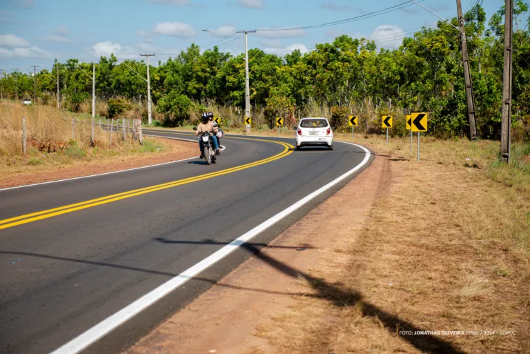 Região está sendo equipada com novas placas de sinalização, com o objetivo orientar os motoristas e garantir maior segurança no tráfego de veículos (Foto: Jonathas Oliveira/Semuc)