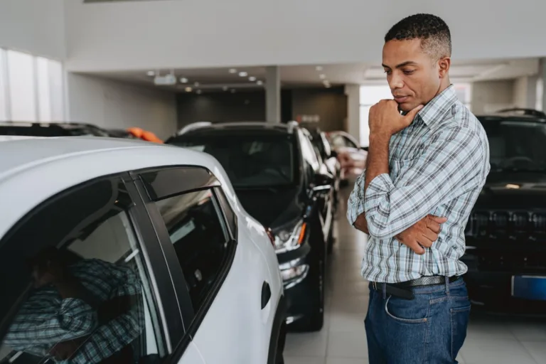 compra carro seminovo comprador em dúvida