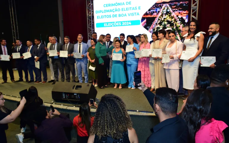 Os 23 vereadores, o prefeito e o vice-prefeito de Boa Vista durante a cerimônia de diplomação, no dia 17 de dezembro, no CAF da UFRR (Foto: Nilzete Franco/FolhaBV)