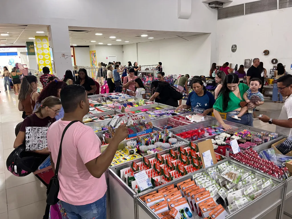 Além do material escolar e de escritório, há produtos de casa, tanto utensílios, quanto perfumadores de ambientes e várias opções de presentes (foto: Nilzete Franco/FolhaBV)