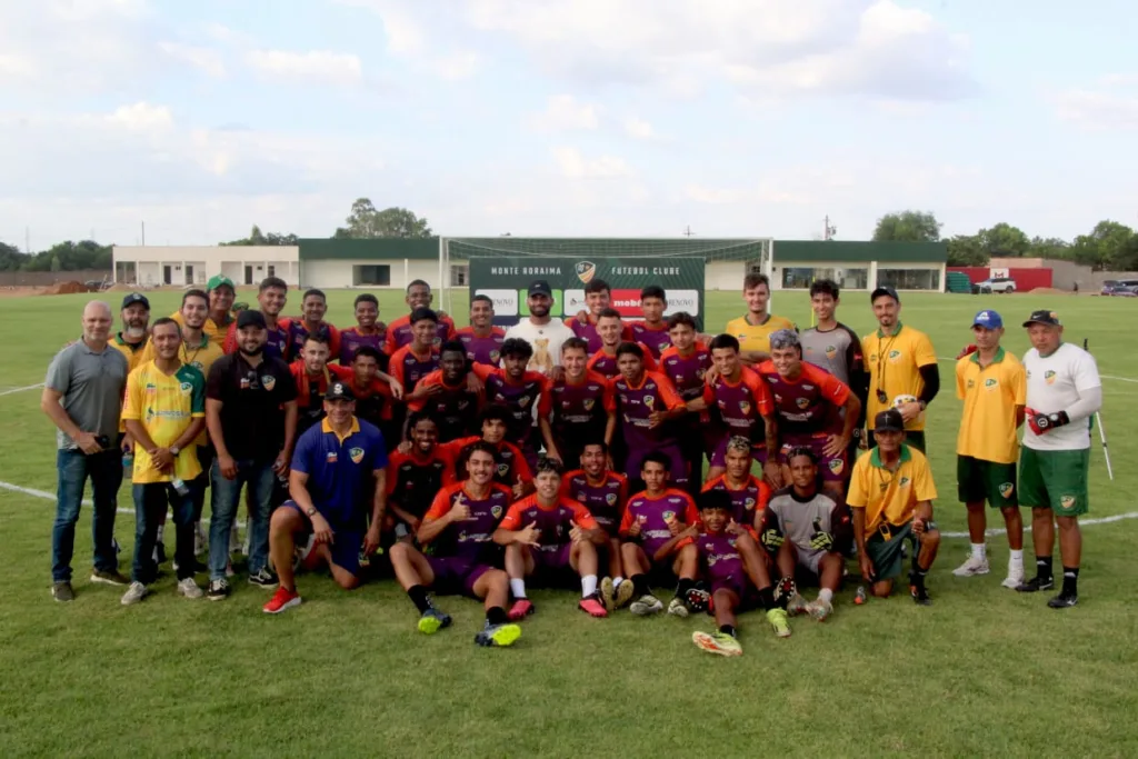 Thiago Maia teve a oportunidade de conversar com a equipe sub-20 do clube (Foto: Wenderson Cabral/FolhaBV)