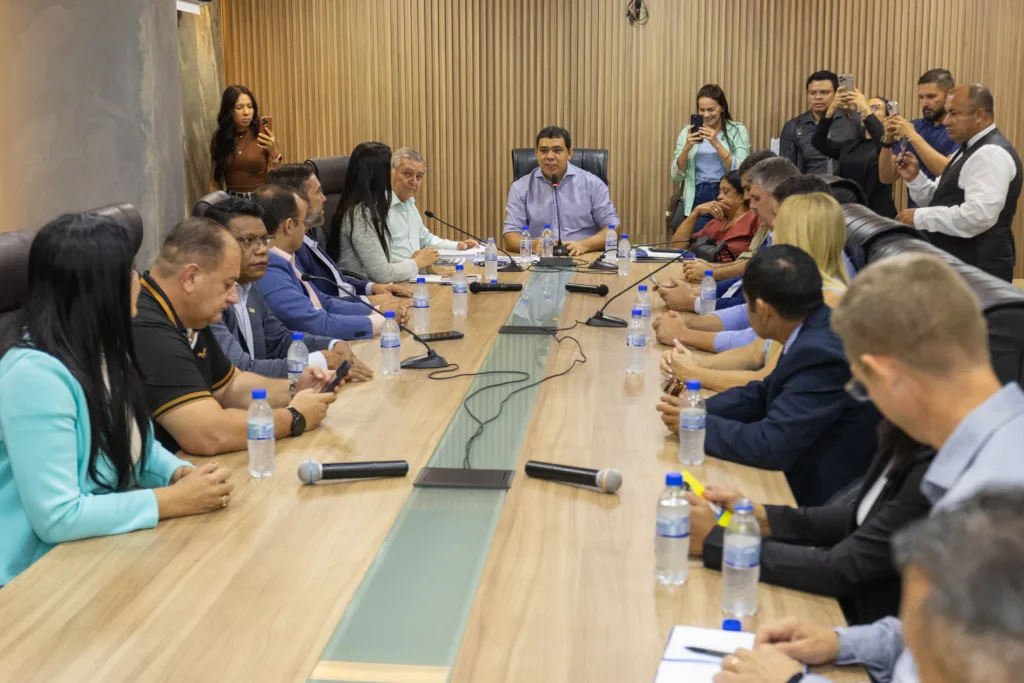 nesta segunda-feira, 9, com o presidente da Assembleia Legislativa de Roraima, e o deputado Soldado Sampaio (Foto: Divulgação)