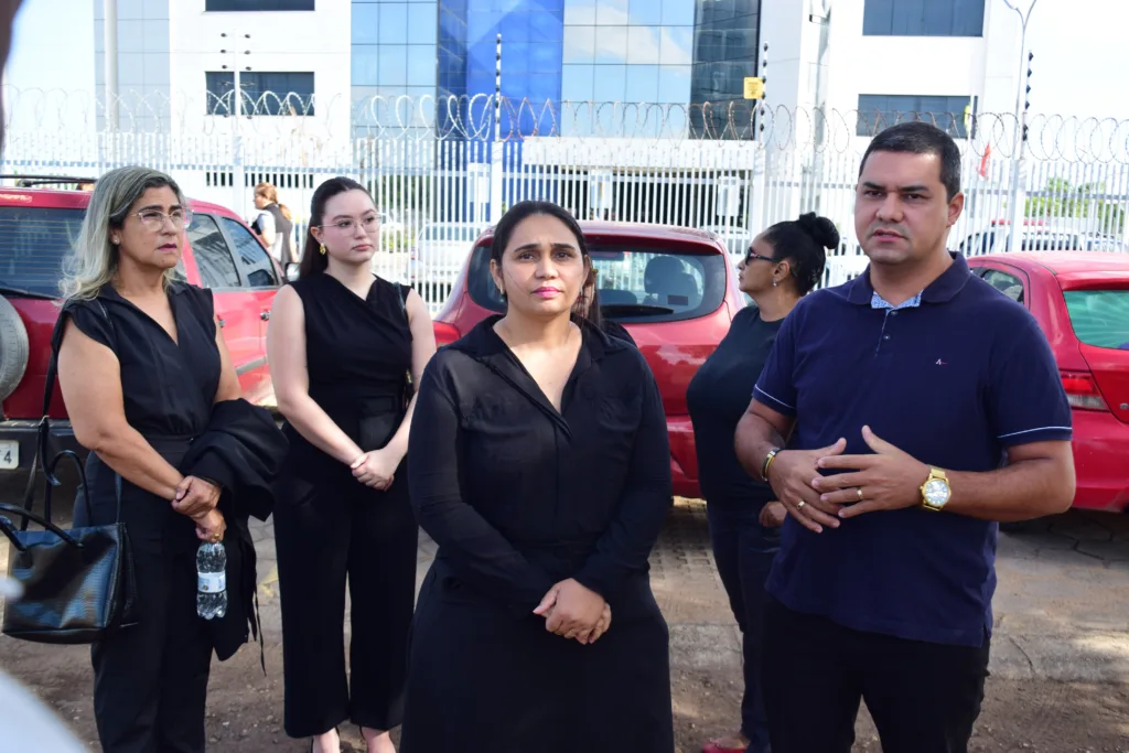 Família do policial militar Uirandê Mesquita momenos antes do julgmento de Ewerton (Foto: Nilzete Franco/FolhaBV)