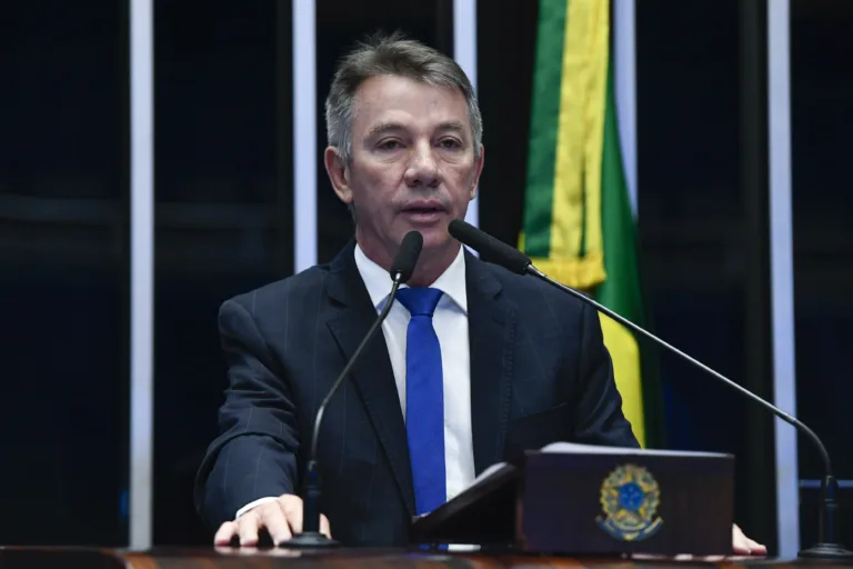 O governador Antonio Denarium na tribuna do Senado Federal durante sessão especial destinada a celebrar os 35 anos do Estado de Roraima e 80 anos de sua criação como Território (Foto: Roque de Sá/Agência Senado)