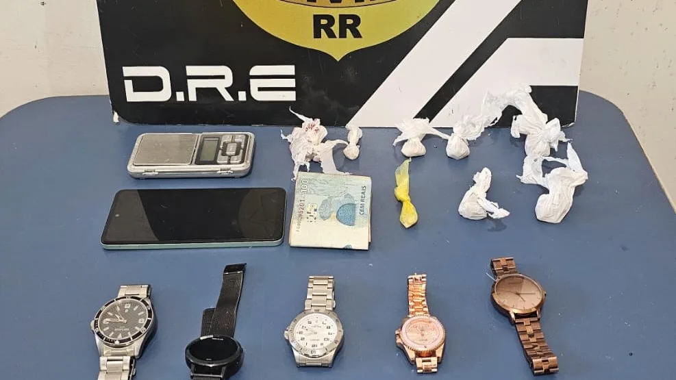 No local, os agentes apreenderam pasta base de cocaína, invólucros de crack, uma balança de precisão, dinheiro em espécie e relógios de diversas marcas. (Foto: PCRR)