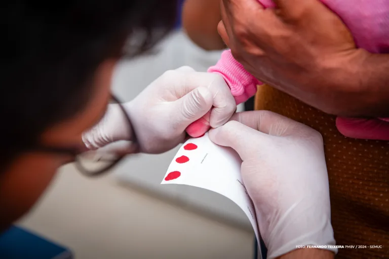 O teste deve ser feito na primeira semana de vida do bebê (Foto: Divulgação/PMBV)