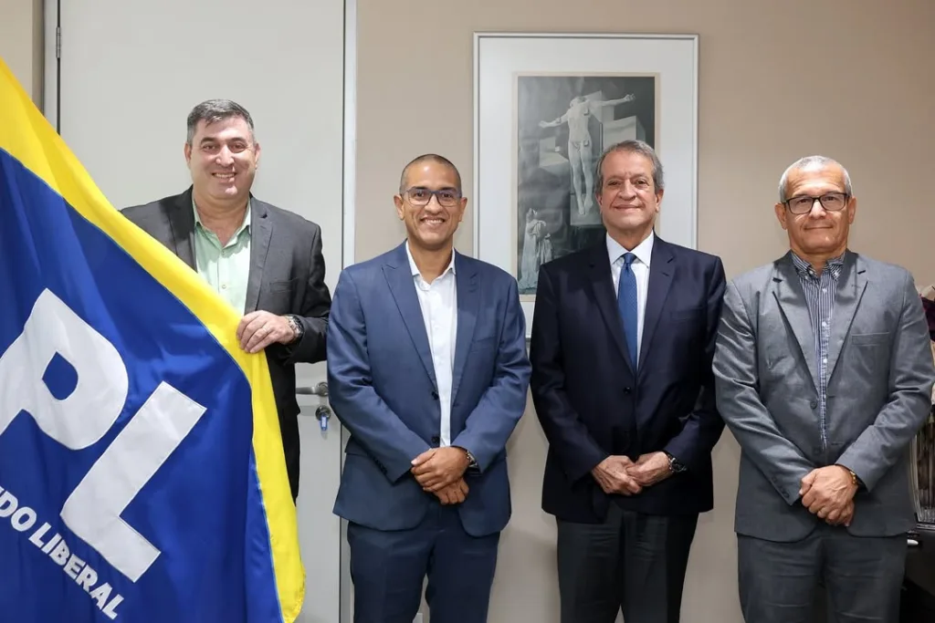 O ex-vereador Subtenente Velton, o prefeito Arthur Henrique, o presidente do PL, Valdemar da Costa Neto, e o vice-prefeito Marcelo Zeitoune (Foto: Divulgação)