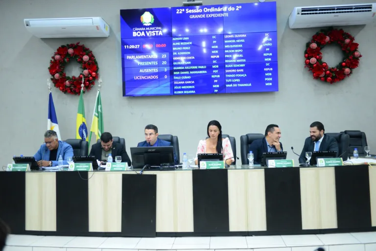 A mesa diretora da Câmara, presidida pelo vereador Genilson Costa, durante a sessão desta terça-feira - 17.12.2024 (Foto: Reynesson Damasceno/FolhaBV)