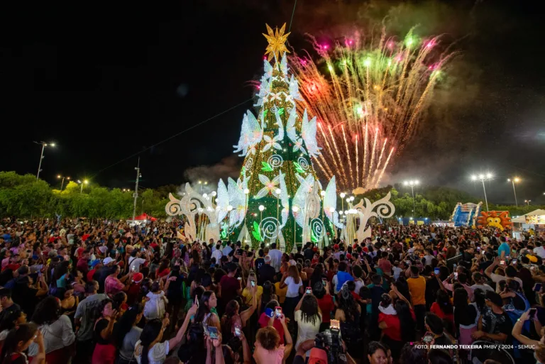 O Parque Germano Sampaio e a Praça Fábio Paracat foram iluminadas neste domingo, 1. (Foto: Fernando Teixeira/SEMUC)