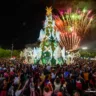 O Parque Germano Sampaio e a Praça Fábio Paracat foram iluminadas neste domingo, 1. (Foto: Fernando Teixeira/SEMUC)