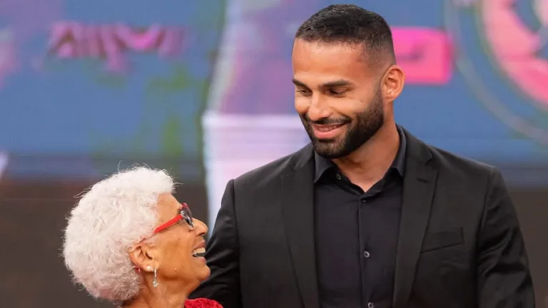 Thiago Maia em reencontro com idosa que resgatou na enchente do Rio Grande do Sul (Foto: Divulgação)