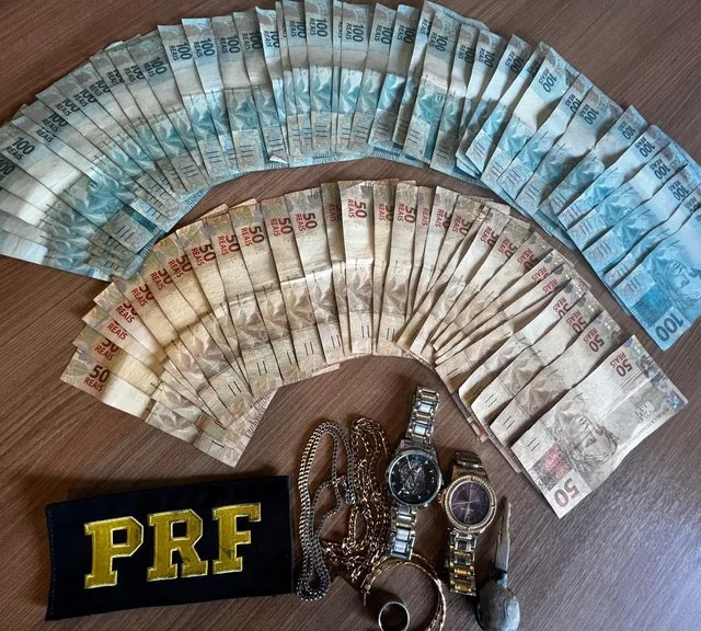 Com os suspeitos estava cerca de R$5 mil em espécie - Foto: Divulgação/PRF