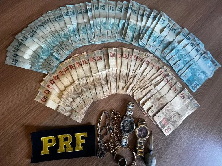 Com os suspeitos estava cerca de R$5 mil em espécie - Foto: Divulgação/PRF