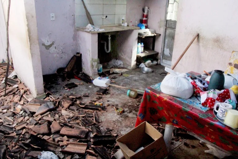 Apenas alguns objetos não foram destruídos pelo fogo, como geladeira e fogão (Foto: Wenderson Cabral/FolhaBV)