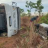 Um carro caiu na vala próximo a curva e um caminhão tomou. (Foto: reprodução)