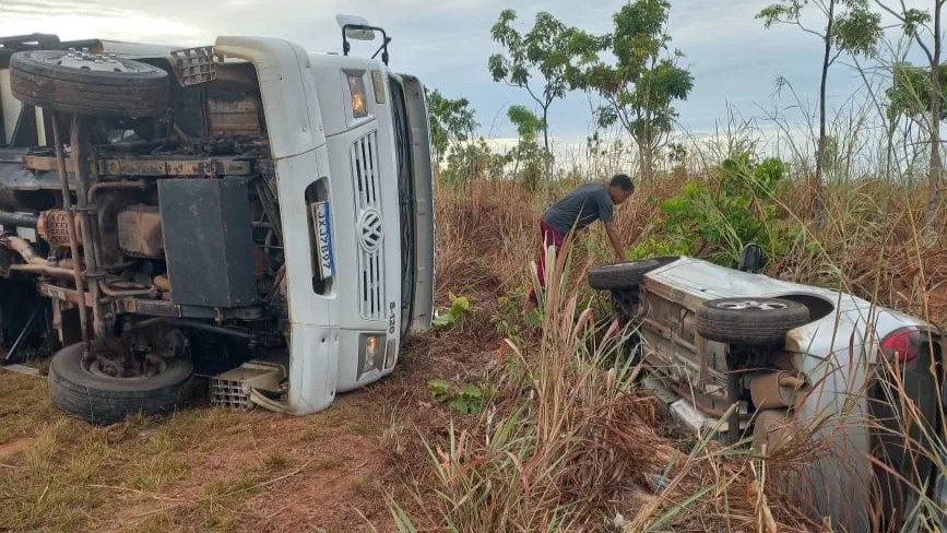 Um carro caiu na vala próximo a curva e um caminhão tomou. (Foto: reprodução)