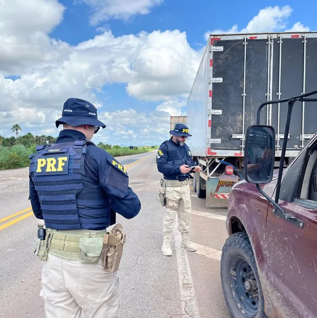 Agentes da PRF durante a fiscalização. (Foto: Divulgação/ Polícia Rodoviária Federal)