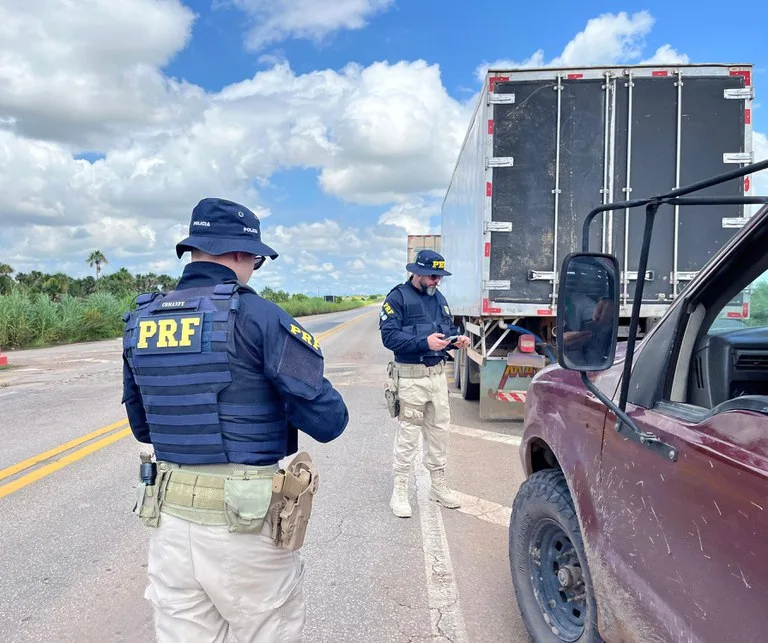 Agentes da PRF durante a fiscalização. (Foto: Divulgação/ Polícia Rodoviária Federal)