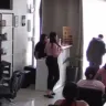 Momento em que os bandidos entram no salão. (Imagem: reprodução/vídeo)