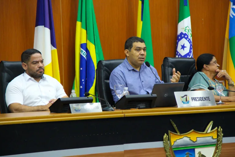 A mesa diretora da Assembleia Legislativa de Roraima, presidida pelo deputado Soldado Sampaio, durante sessão extraordinária - 26.12.2024 (Foto: Nonato Sousa/SupCom ALE-RR)