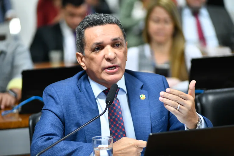 O senador Mecias de Jesus na Comissão de Meio Ambiente (Foto: Geraldo Magela/Agência Senado)