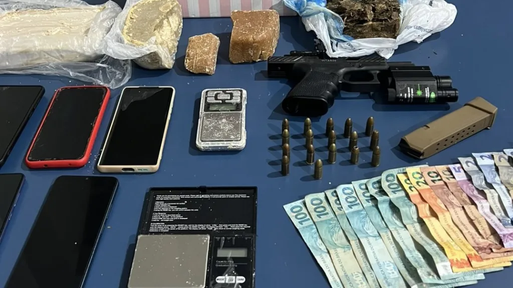 A ação resultou na apreensão de 1,5 kg de crack, skank, uma pistola Glock 9mm, munições, dinheiro e balanças de precisão. (Foto: divulgação)