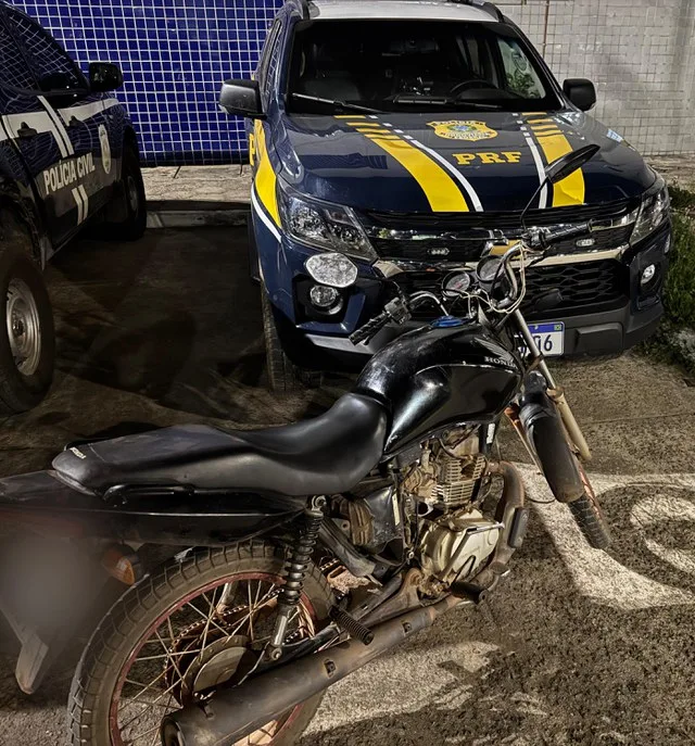 Moto estava com restrição de roubo e furto desde junho deste ano (Foto: Ascom PRF)