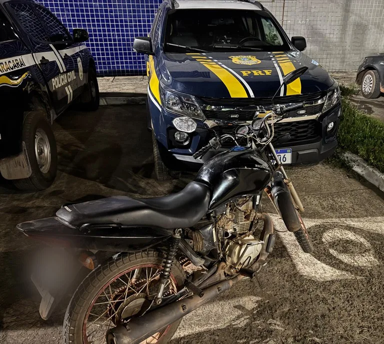 Moto estava com restrição de roubo e furto desde junho deste ano (Foto: Ascom PRF)