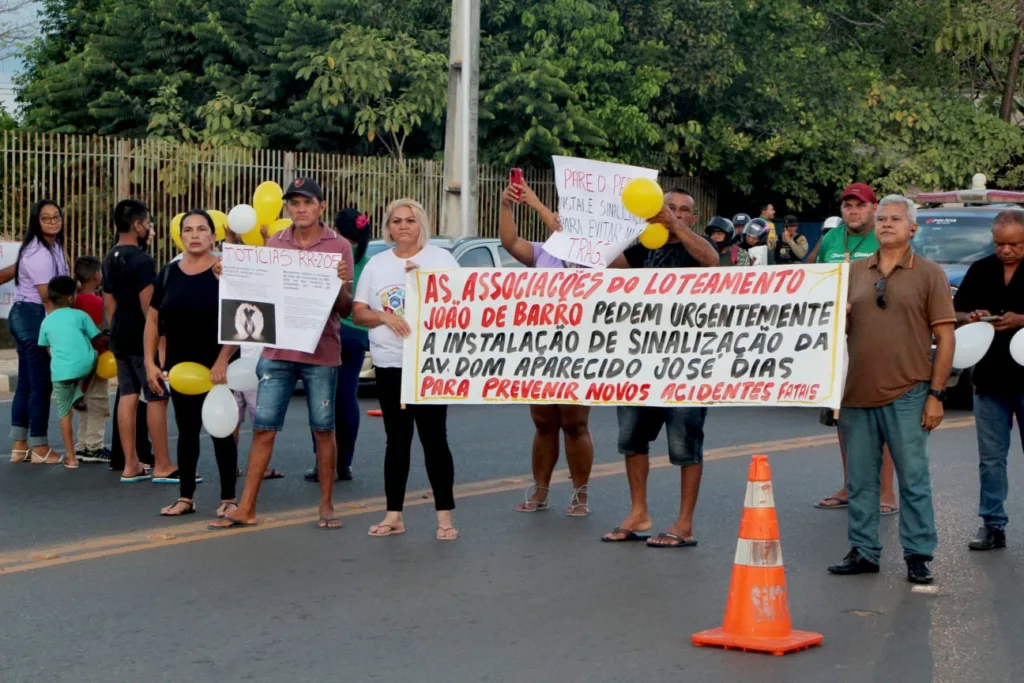 Manifestação foi realizada na rotatória de entrada do bairro Cidade Satélite. (Foto: Wenderson Cabral/FolhaBV)