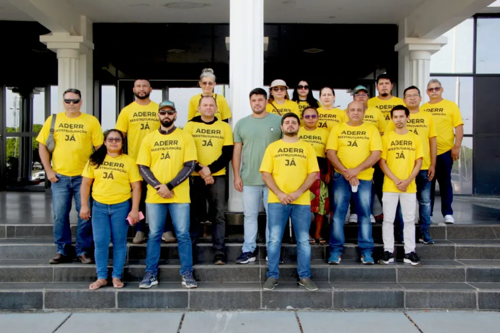 O grupo de trabalhadores se reuniu em frente ao Palácio do Governo para cobrar uma resposta do executivo estadual em uma manifestação pacífica. (Foto: Wenderson Cabral/FolhaBV)