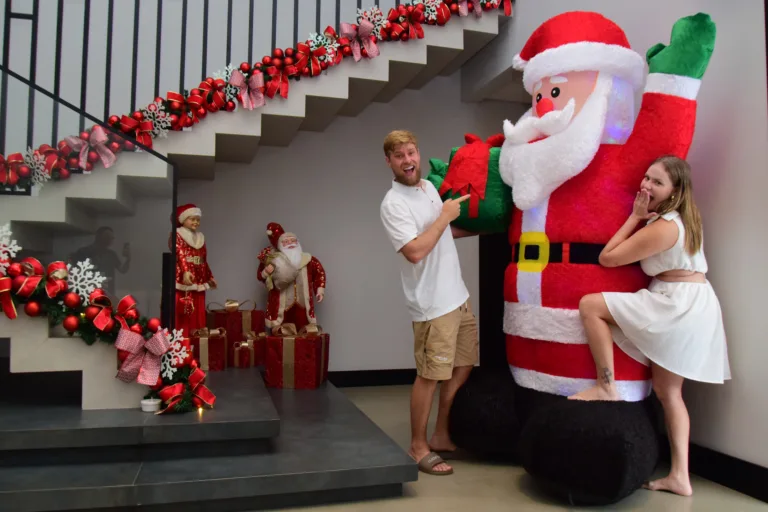 Casal inovou ao colocar enfeites extravagantes na casa para o Natal (Foto: Nilzete Franco/FolhaBV)