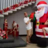 Casal inovou ao colocar enfeites extravagantes na casa para o Natal (Foto: Nilzete Franco/FolhaBV)