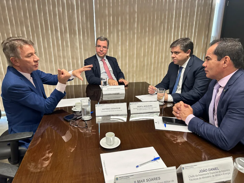 Antonio Denarium e o deputado Stélio Dener se reuniram com Em reunião com representantes do Ministério de Minas e Energia. (Foto: Secom)