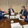 Antonio Denarium e o deputado Stélio Dener se reuniram com Em reunião com representantes do Ministério de Minas e Energia. (Foto: Secom)