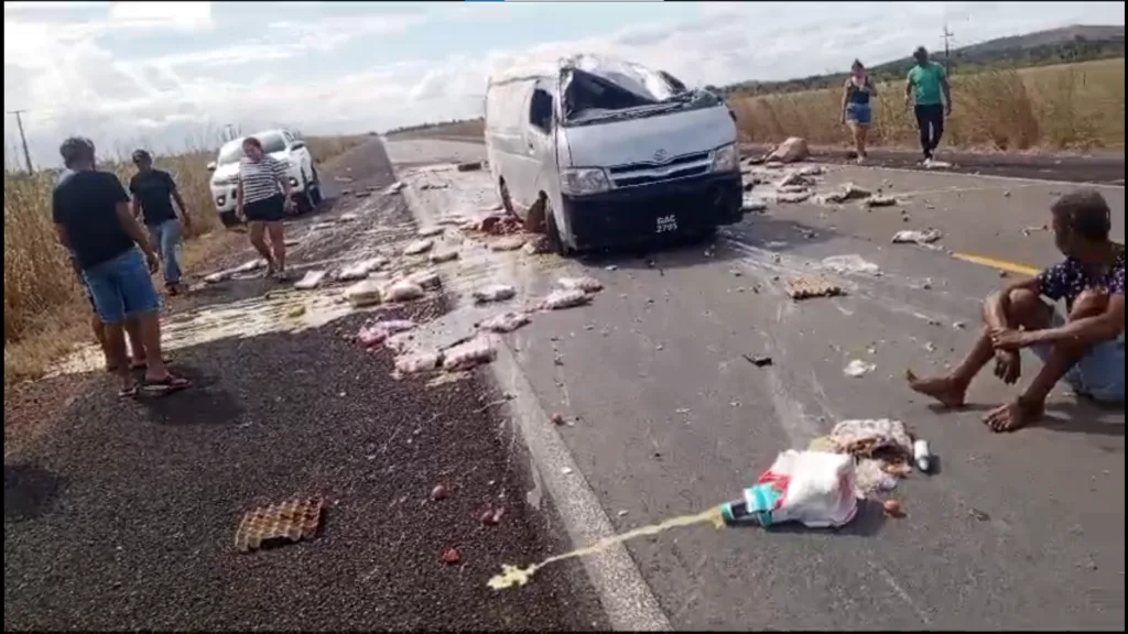 Imagens feitas por quem passou pelo local detalham que a van guianense transportava várias cartelas de ovos. (Foto: reprodução/vídeo)