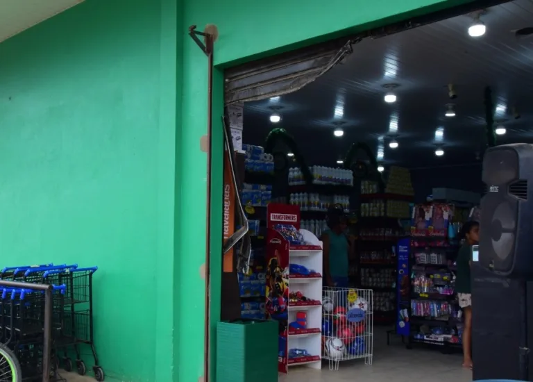 O mercado está localizado na principal avenida do bairro Laura Moreira (Foto: Nilzete Franco/FolhaBV)