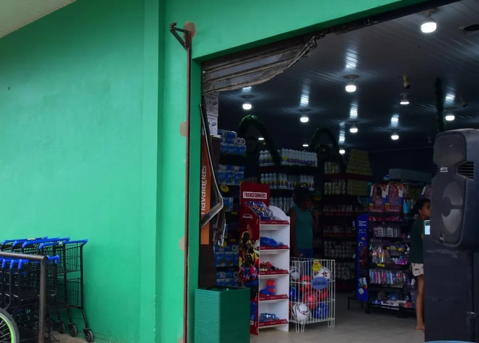 O mercado está localizado na principal avenida do bairro Laura Moreira (Foto: Nilzete Franco/FolhaBV)