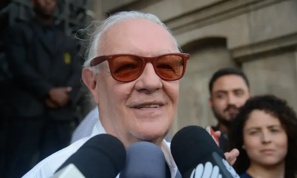 O ator Ney Latorraca fala à imprensa no velório da atriz Tônia Carrero, no Theatro Municipal do Rio (Foto: Tânia Rêgo/Agência Brasil)