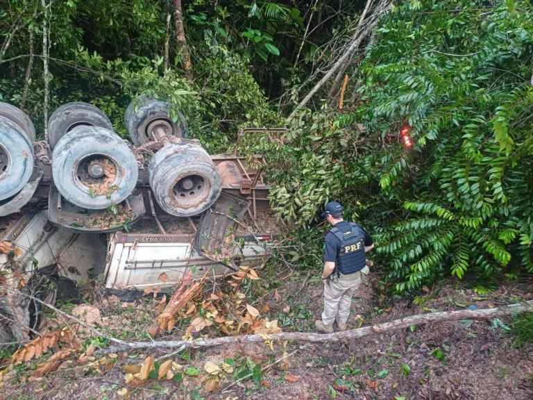 Carreta colidiu com outros carros, ocasionando engavetamento (Foto: PRF/AM)