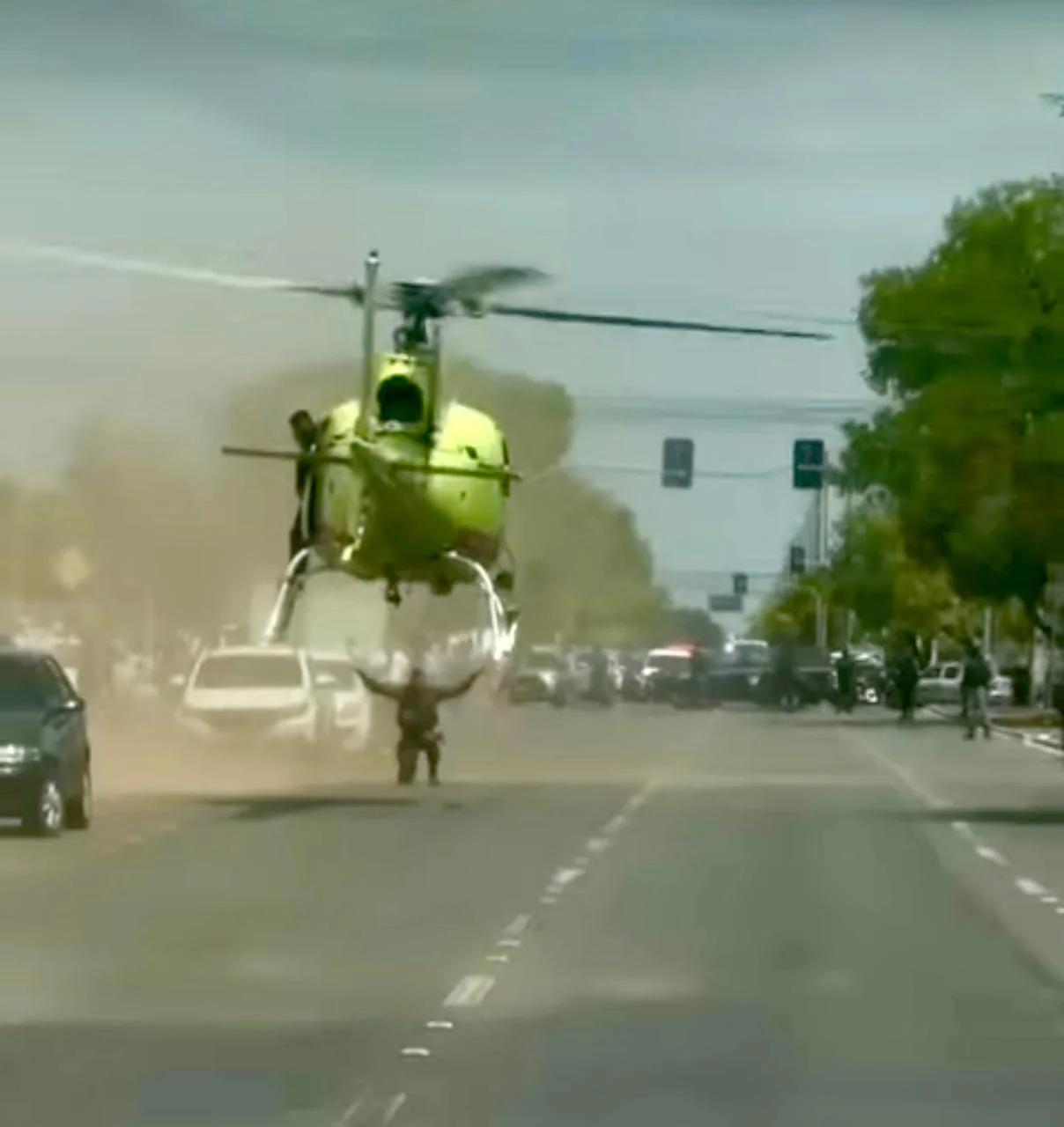 Momento em que o helicóptero pousa na Avenida Brigadeiro Eduardo Gomes (Foto: Reprodução) 