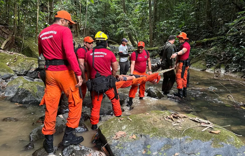 Momento que a vítima é resgatada (Foto: Corpo de Bombeiros)