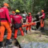 Momento que a vítima é resgatada (Foto: Corpo de Bombeiros)