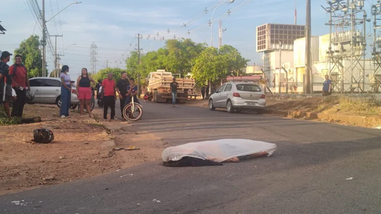 O motociclista morreu ainda no local (Foto: Wenderson Cabral/FolhaBV)