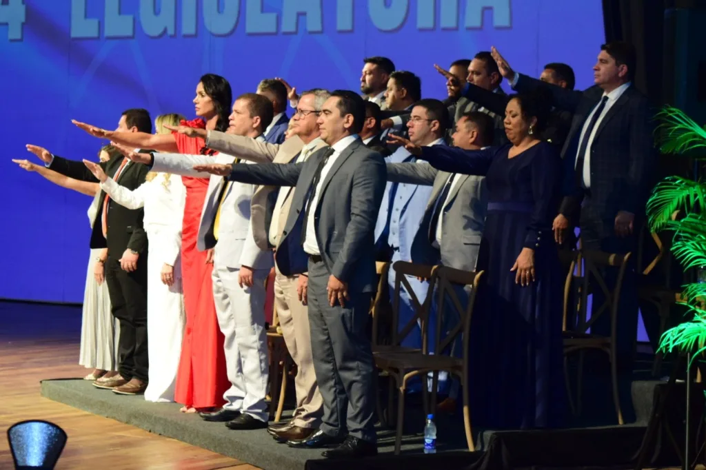 Vereadores de Boa Vista erguem o braço para o juramento durante cerimônia de posse no Teatro Municipal (Foto: Nilzete Franco/FolhaBV)