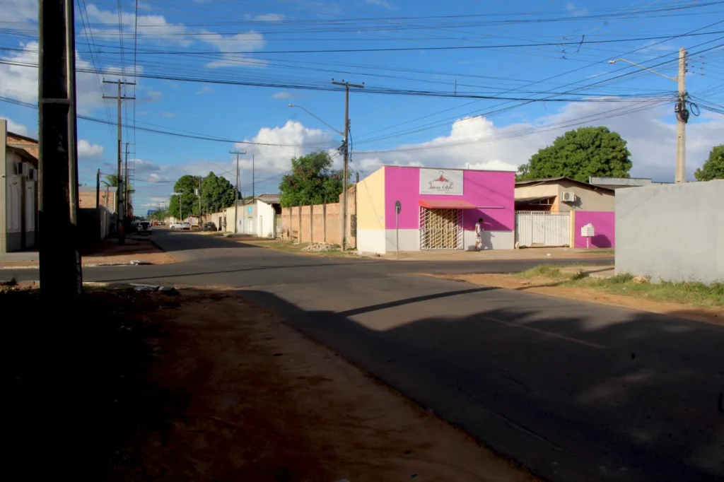 Cruzamento das Ruas Lourival Silva com Horácio Mardel de Magalhães, onde só tem sinalização em um lado da via (Foto: Wenderson Cabral/FolhaBV) 